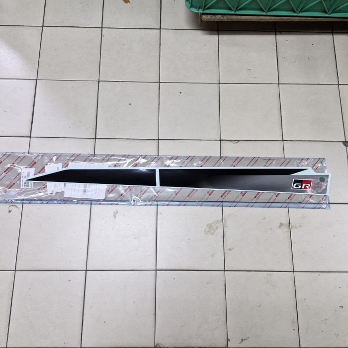 Stiker GR Sticker Body Pintu Kiri HITAM Asli TOYOTA RAIZE GR SPORT Genuine Accessories BARKUALITAS