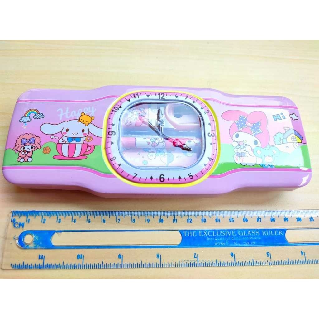 

BISA COD. Tempat Pensil Karakter Lucu berbahan Kaleng dengan Motif Jam / Tempat Pensil Kaleng dengan Tabel Penjumlahan Perkalian memudahkan anak dalam belajar berhitung.