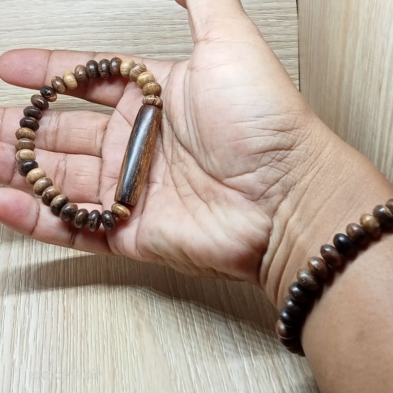 gelang gaharu asli Kalimantan wangi size 5.5mm model pipih kombinasi batang kayu gaharu