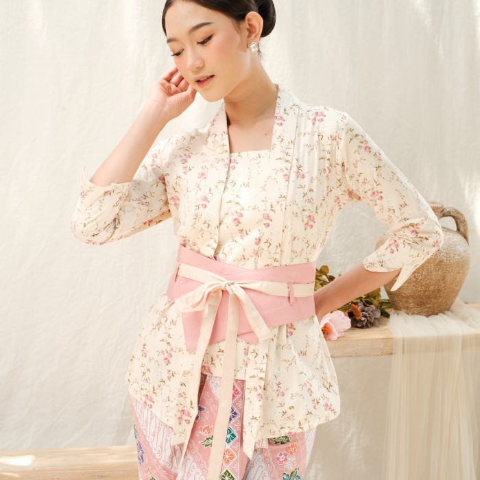 

Kebaya Kutubaru Clarris Lengan 7/8 Meradelima Katun Jepang Cream - XL