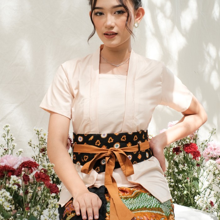 

Kebaya Kutubaru 2 in 1 Lengan Pendek Meradelima Katun Jepang Cream - XS