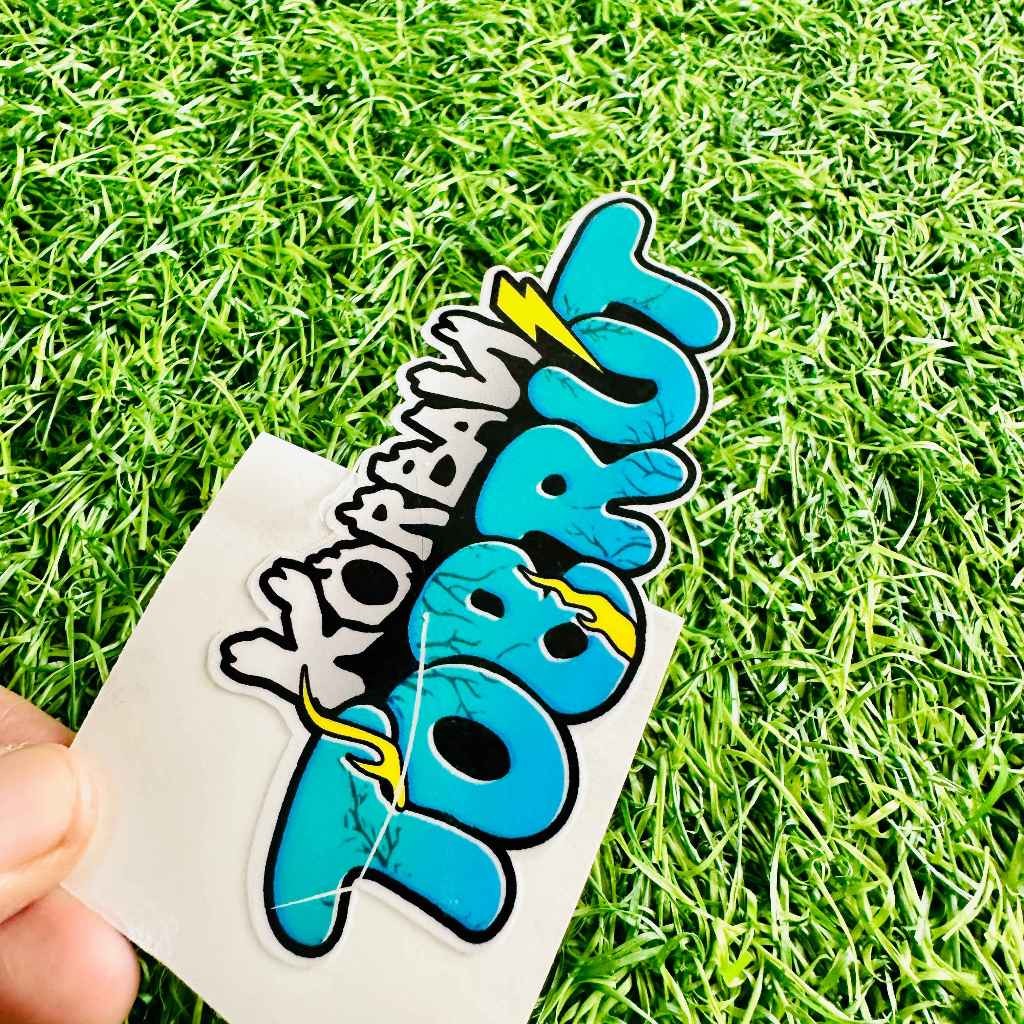 

Stiker Sticker Korban Tobrut 10cm x 4.5cm: Vinyil Glossy & Hologram dengan Potongan Presisi
