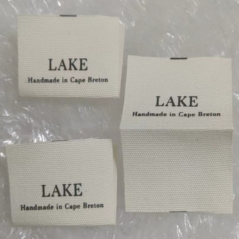 

Handcrafted Cloth Label Custom 5 * 3 cm Natural Cotton Sewing Labels 500PCS Center fold Garment labels