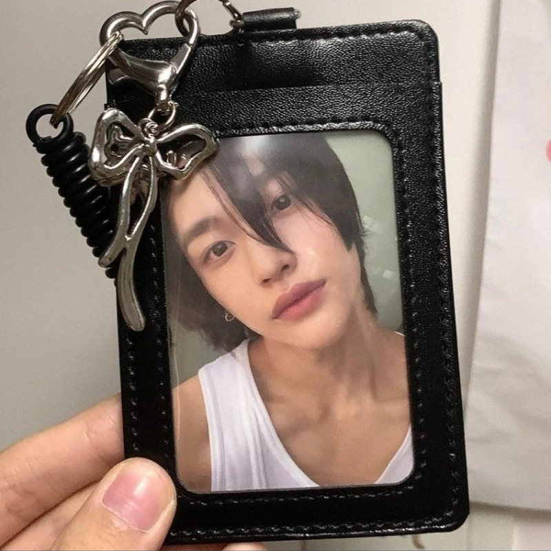

Ins Hitam 3 inci/2R Pemegang Kartu Kpop Idol PhotoCard Tampilan Dengan Tali Pegas Kartu ID Siswa Kartu Bus Kasus Pelindung Tas Sekolah Liontin