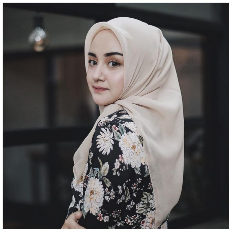 Hijab Polycotton Premium | Jilbab Segi Empat Adem, Anti Kusut, Mudah Dibentuk CREAM / BEIGE Hijab Po