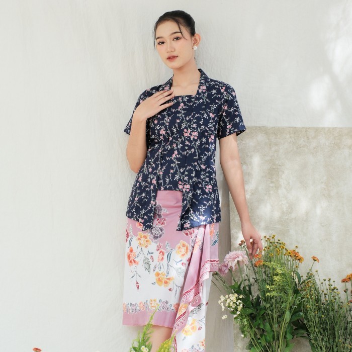 

Kebaya remaja kutubaru ajeng lengan pendek meradelima katun biru navy - XXS