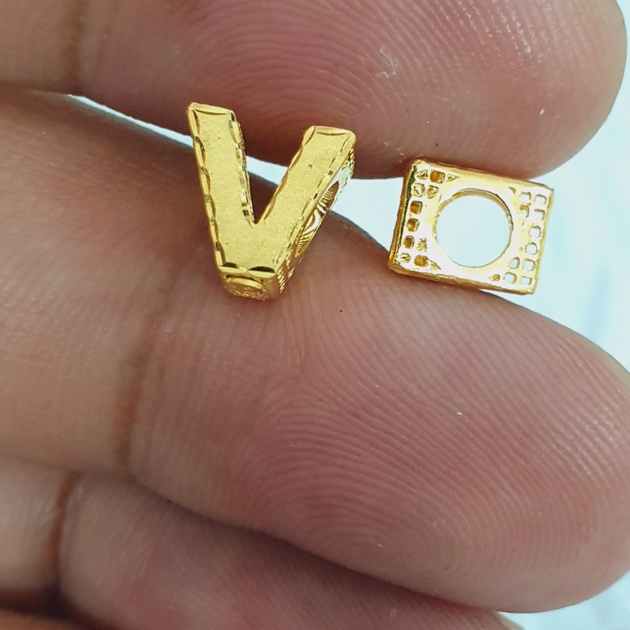 liontin charm bahan gelang huruf V emas 70% 700 70 % 16 k
