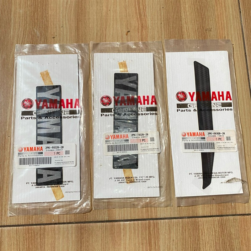 Striping Stiker Fairing bawah graphic 8 dan emblem YAMAHA R15 2015 Hitam original YGP 2PK-F83GB-20 2