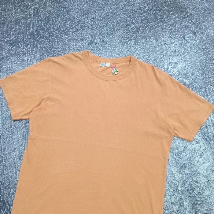 T shirt kaos polos pria UNIQLO U