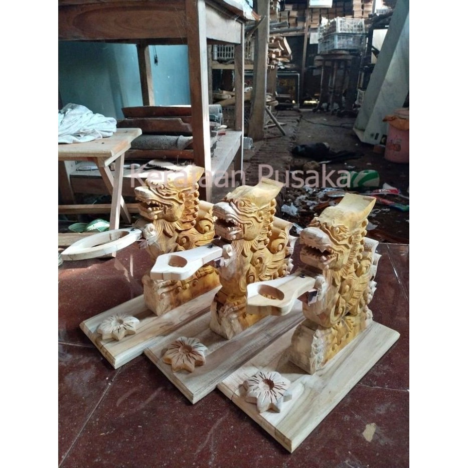 jagrak singa ukir alus kayu mahoni tebal isi 1 keris ditaruh di meja KJ3445