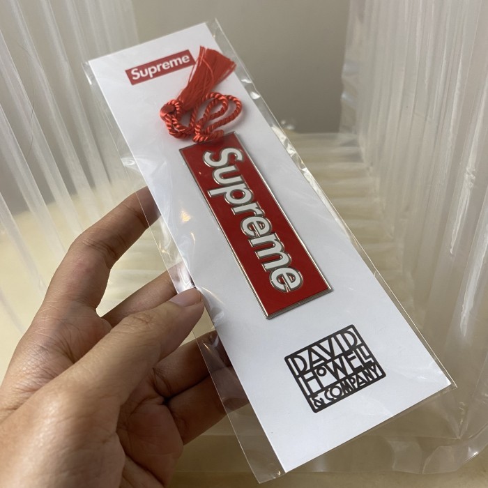 

Supreme David Howell & Co. Metal Bookmark FW24 Pembatas Buku