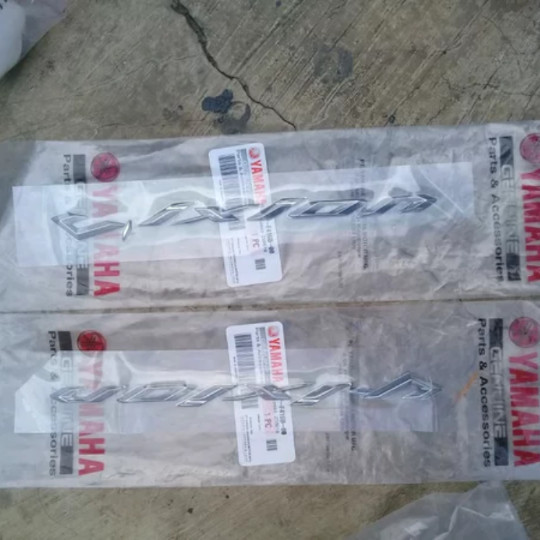 EMBLEM TULISAN TIMBUL VIXION NEW NVA SET KANAN KIRI ORI 2TP-F416B-00 - HARGA 1PC