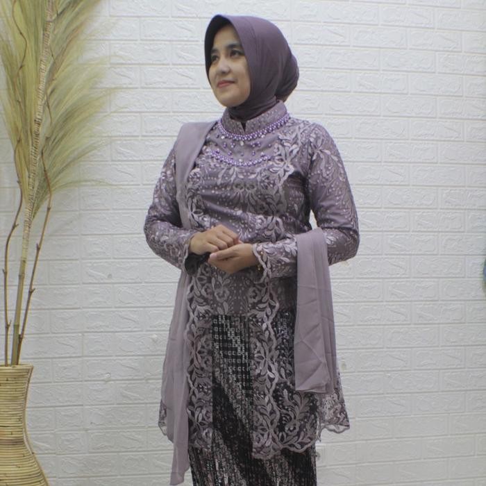 

(Resya kebaya ) kutubaru series kebaya buat kondangan atau lamaran kebaya premium lace premium (kebaya lesti) - Broken white, M