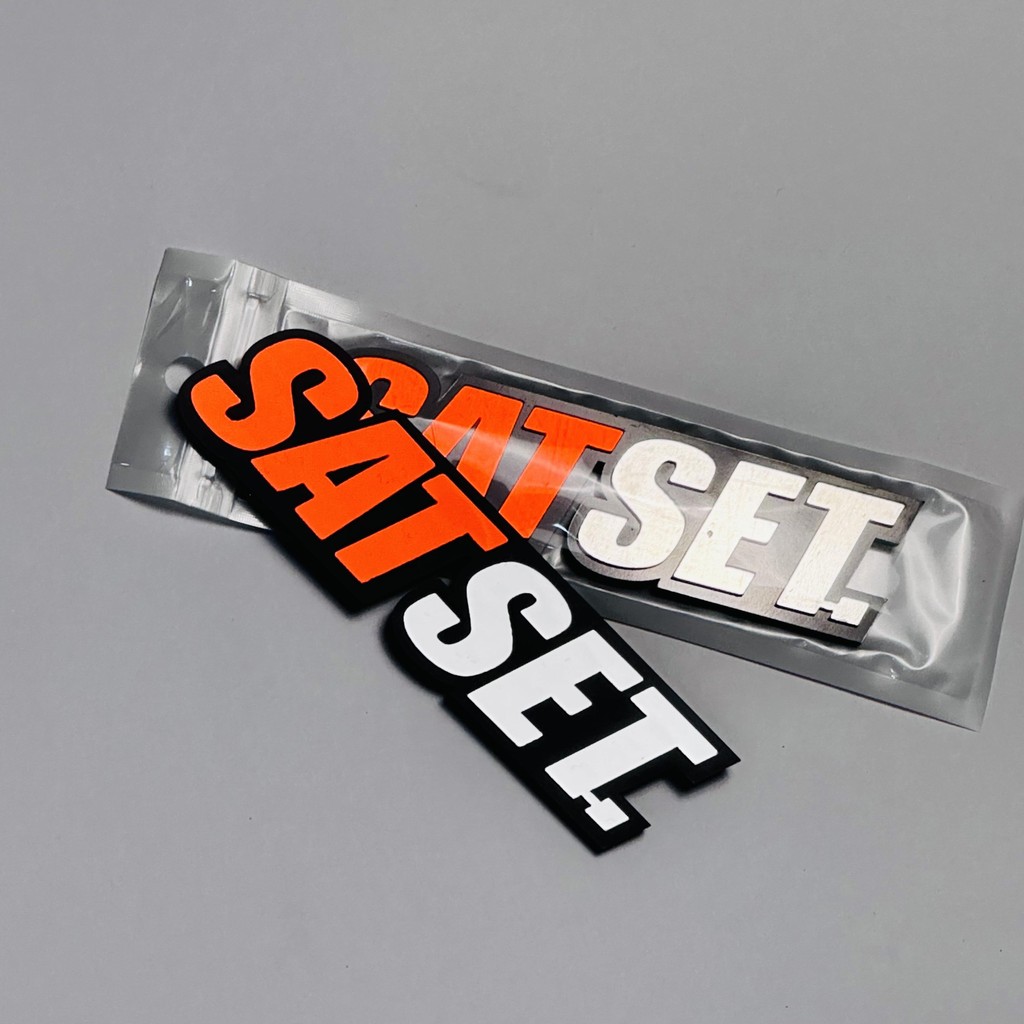 DS Emblem 3D Akrilik Satset 3x12.5 cm – Potong Laser, 1 Pcs, Tebal 3mm, Warna Merah Silver, Dasar Hi