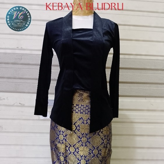 

✨LARIS✨ -Kebaya Kutubaru Bludru Lengan Panjang Warna Hitam - S