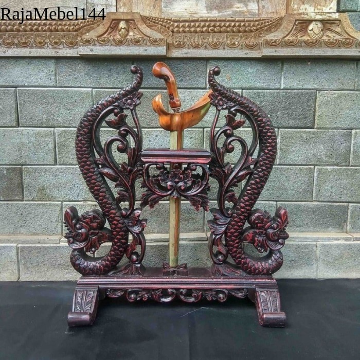 

Jagrak Stand Tempat Pajangan Keris Nagasasra Isi 1 Warna Plitur Tempa antik