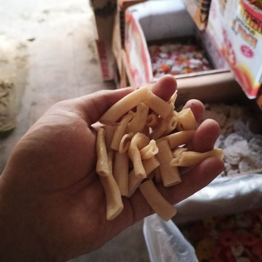 

kerupuk usus, mentah siap masak sesuai selera dan kebutuhan anda tersedia dengan kemasan ekonomis isis bersih 250 gram