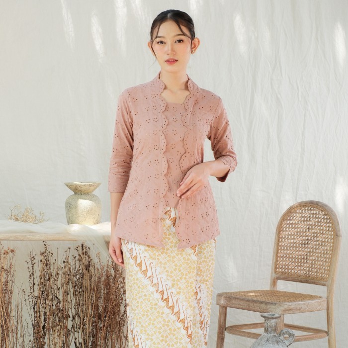 

Kebaya kutubaru bordir elanna lengan 7/8 meradelima katun cokelat - XS