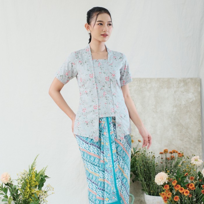 

✨LARIS✨ -Kebaya kutubaru ajeng lengan pendek meradelima katun abu muda - XL