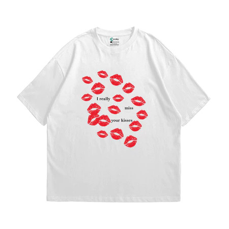 Kaos Basic dengan Sentuhan Khusus – Motif Kreatif Putih