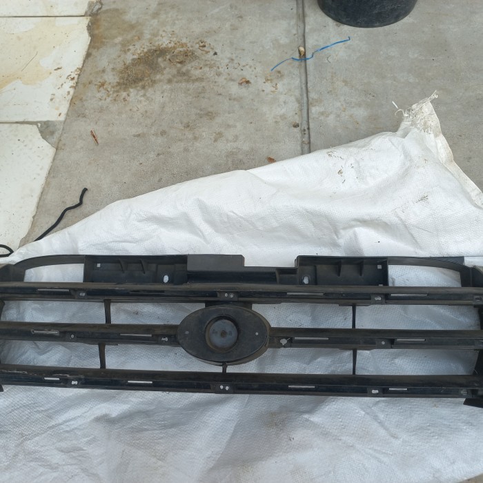 Grill  Grille Daihatsu Taruna