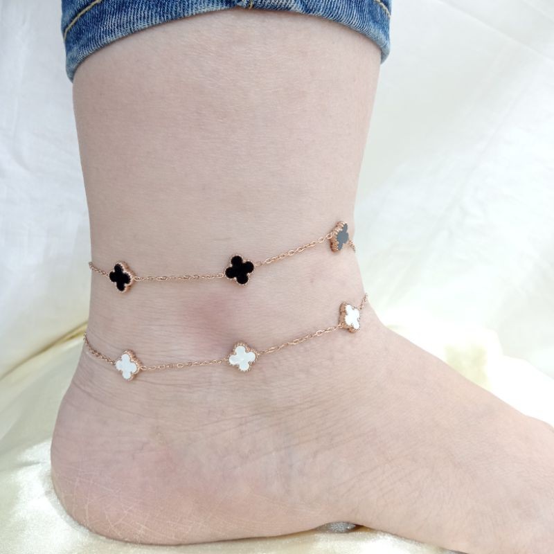 gelang kaki titanium clover kecil sebalik putih sebalik hitam