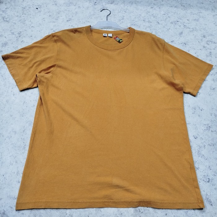 Kaos UNIQLO U kuning kunyit