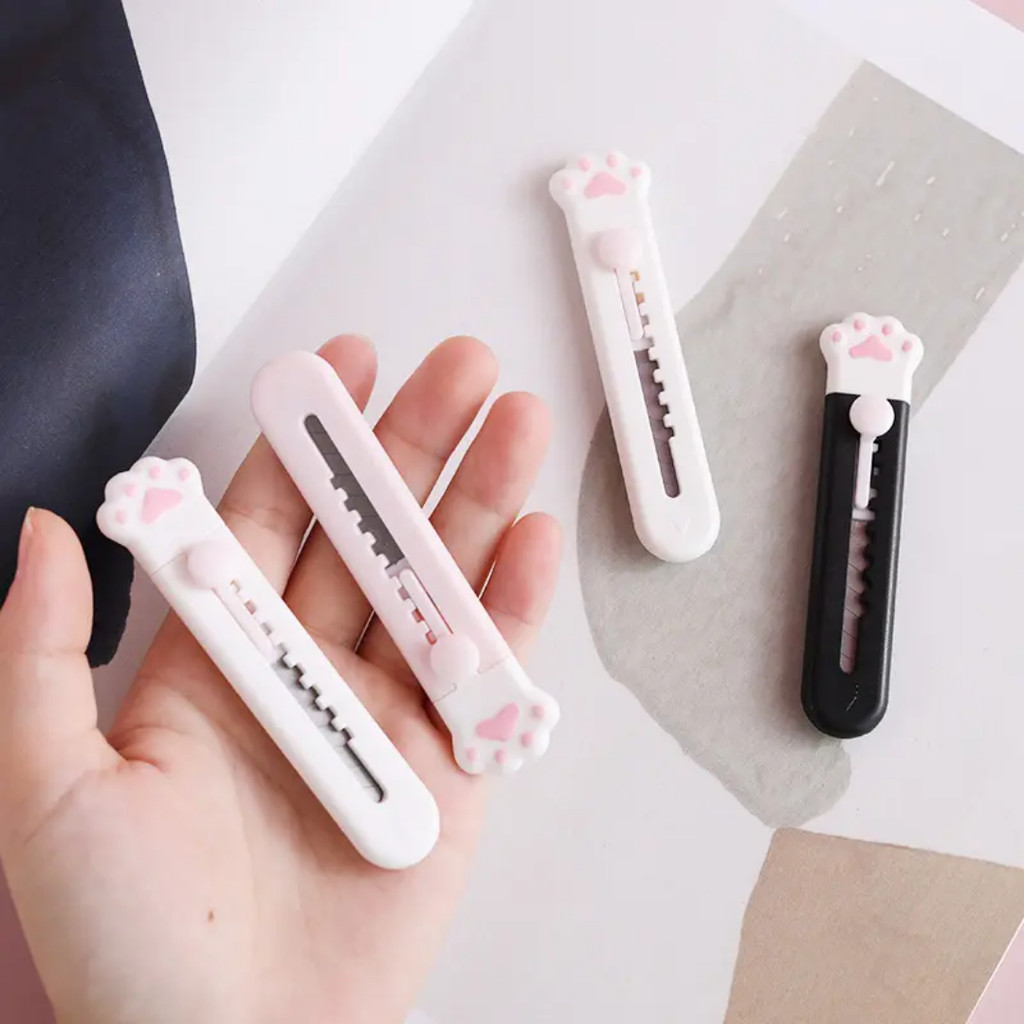 

CAT PAW MINI CUTTER KUCING ESTETIK LUCU PERLENGKAPAN SEKOLAH MURID KERAJINAN LOMOCARD PHOTOCARD KPOP KPOPERS GEMAS PISAU MOTIF UNBOXING PAKET DAN KERTAS HAND CAT ALAT TULIS SEKOLAH MURID