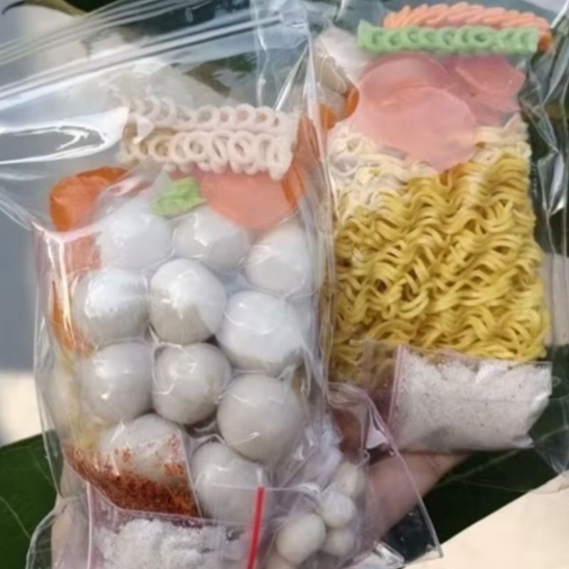 

Seblak Instan Komplit Jumbo Plus Kuetiau Dan Baso Aci Ayam Suwir Extra Pedas Mercon Gurih Khas ONAH Enak Lezat Harga Ramah