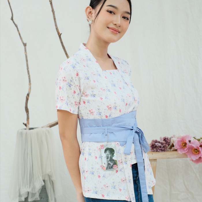 

Kebaya kutubaru ajeng lengan pendek meradelima katun putih ungu - XL
