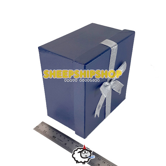 

Sale BOX KADO V BALOK SEDANG WALLPAPER PITA 16,5X16,5X10,5CM / Kotak Kado Hadiah Ulang Tahun Happy