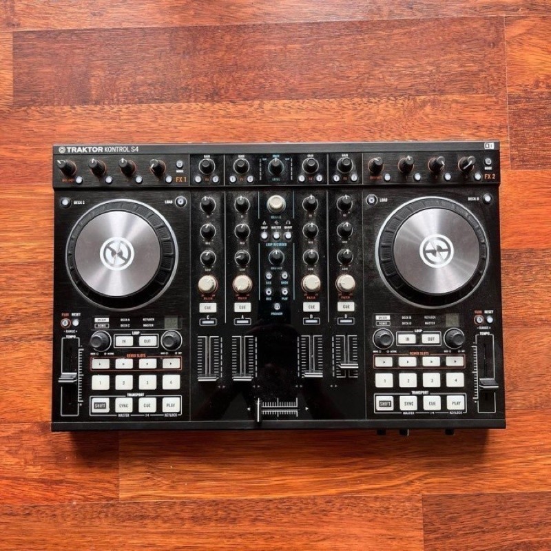 Alat DJ Traktor Kontrol S4
