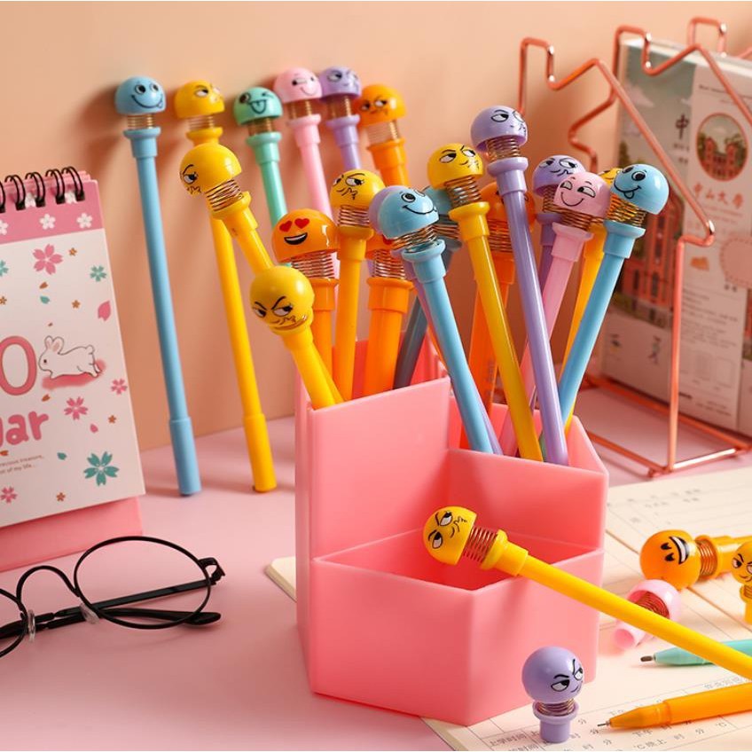 

⭐JOJU⭐ 1 LUSIN ( 12 BIJI ) PULPEN GEL MOTIF KARAKTER EMOTICON PER LUCU IMUT / BOLPEN GEL KARAKTER QQ75