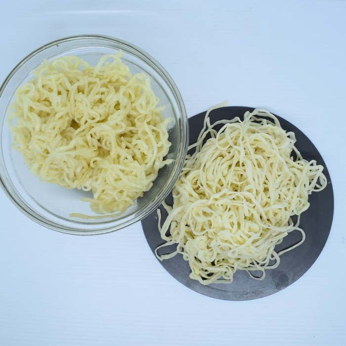 

1 Box Mie Mentah Keriting Isi 10 Porsi