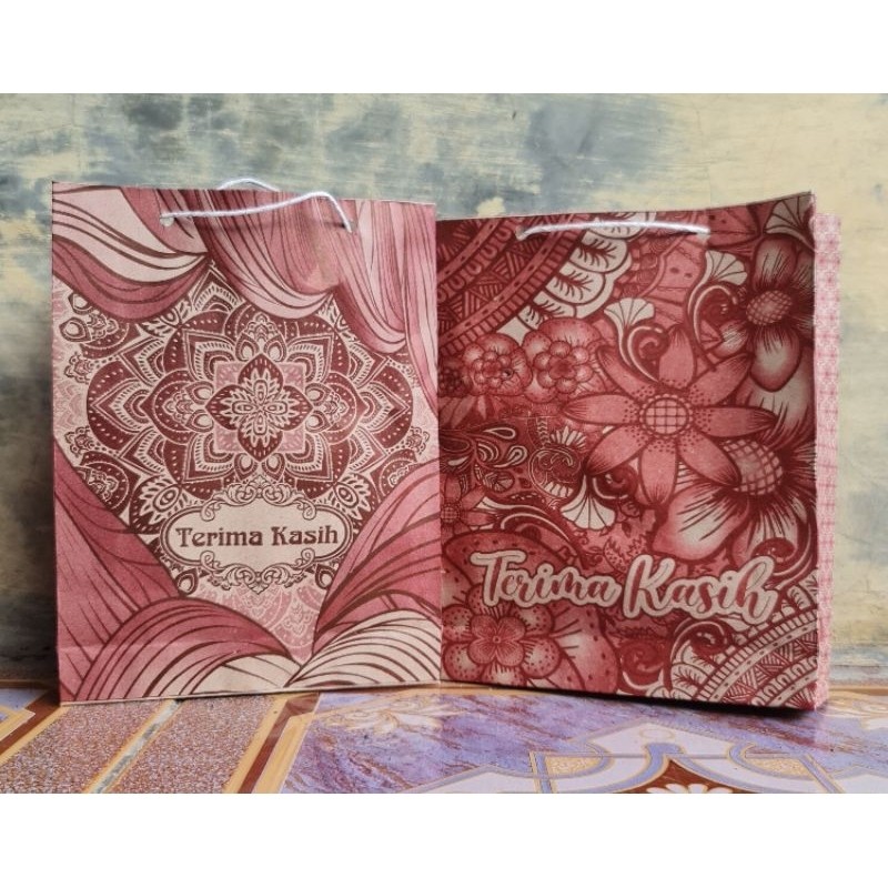 

MURAH !!! 100 PCS TAS KERTAS / TAS SOUVENIR / PAPER BAG MOTIF BATIK UKURAN 21 × 17 × 5