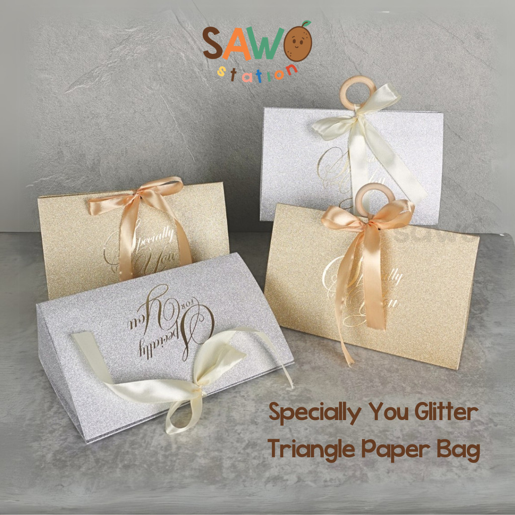 

Specially You Glitter Triangle Paper Gift Bag dengan Ribbon – Tas Kado Aesthetic / Tas Kertas Segitiga Bridesmaid / Goodie Bag Mewah / Hampers Lebaran Natal / Kado Thank You