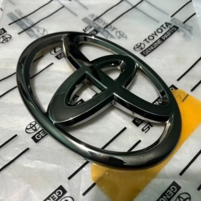 emblem logo depan toyota kijang kapsul original - Black Crome
