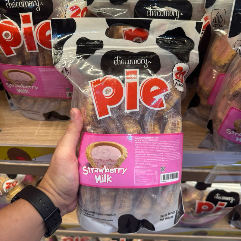 

Pie Chocomory Strawberry Milk Pai Biskuit Rasa Stroberi 500 Gram (Isi 20)