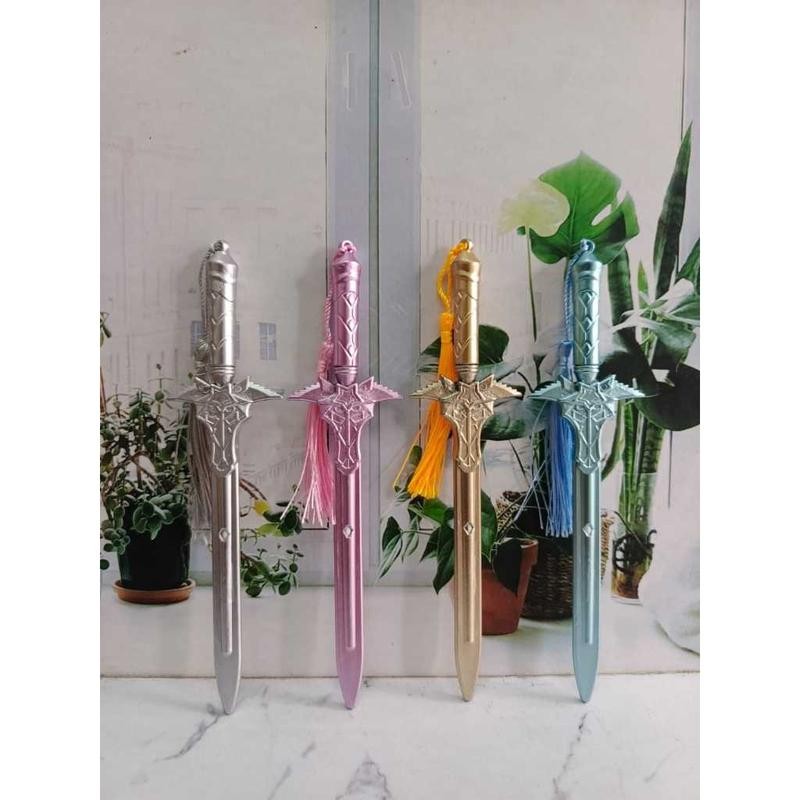 

PULPEN GEL MOTIF PEDANG RUMBAI / PULPEN PEDANG RUMBAI TINTA GEL / MAINAN PULPEN PEDANG RUMBAI 1 PCS