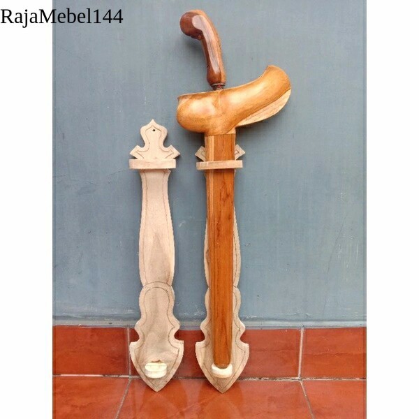 

Blawong tempel dinding (tempat keris) Bahan kayu jati 9x10 cm antik