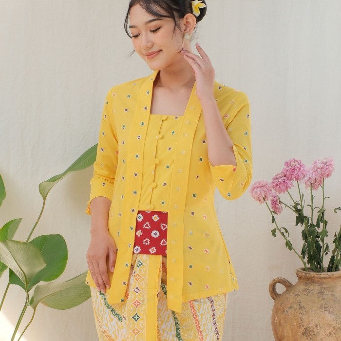 

Kebaya Kutubaru Etnik Jasmine Lengan 7/8 Meradelima Katun Kuning - XXXL