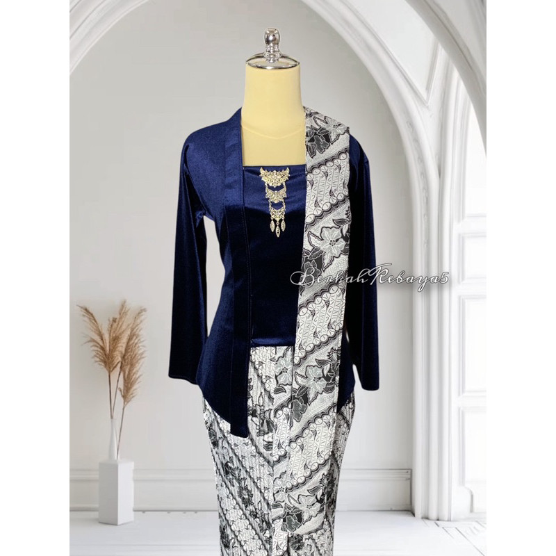 Setelan Kebaya Kutu Baru Bludru Navy / Kebaya + Selendang + Jarik Motif Parang Kusumo