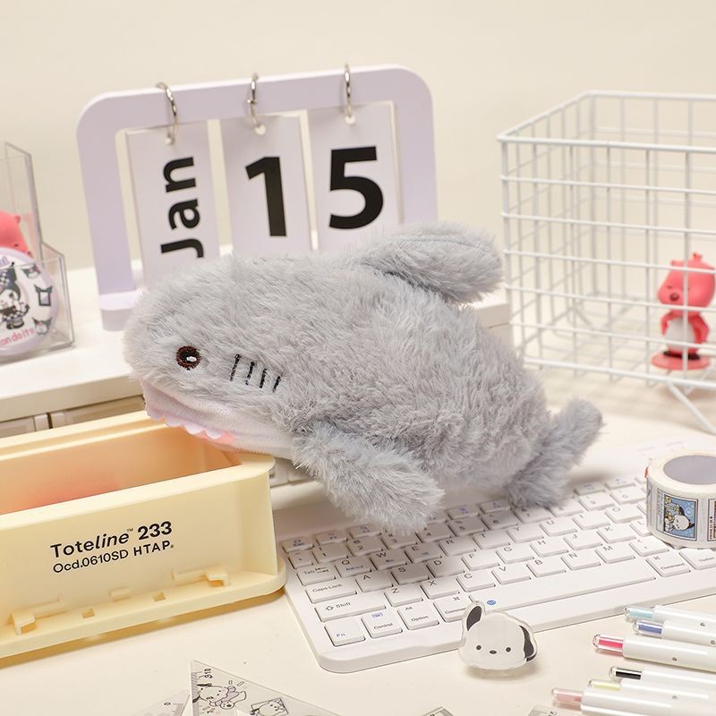 

Shark Cute Pencil Case / Kotak Pensil Lucu / Lucu Tempat Pensil Multifungsi / Small shark doll /Kotak Pensil Multifungsi/Cartoon Large Capacity Storage Bag / Animal Pensil Case