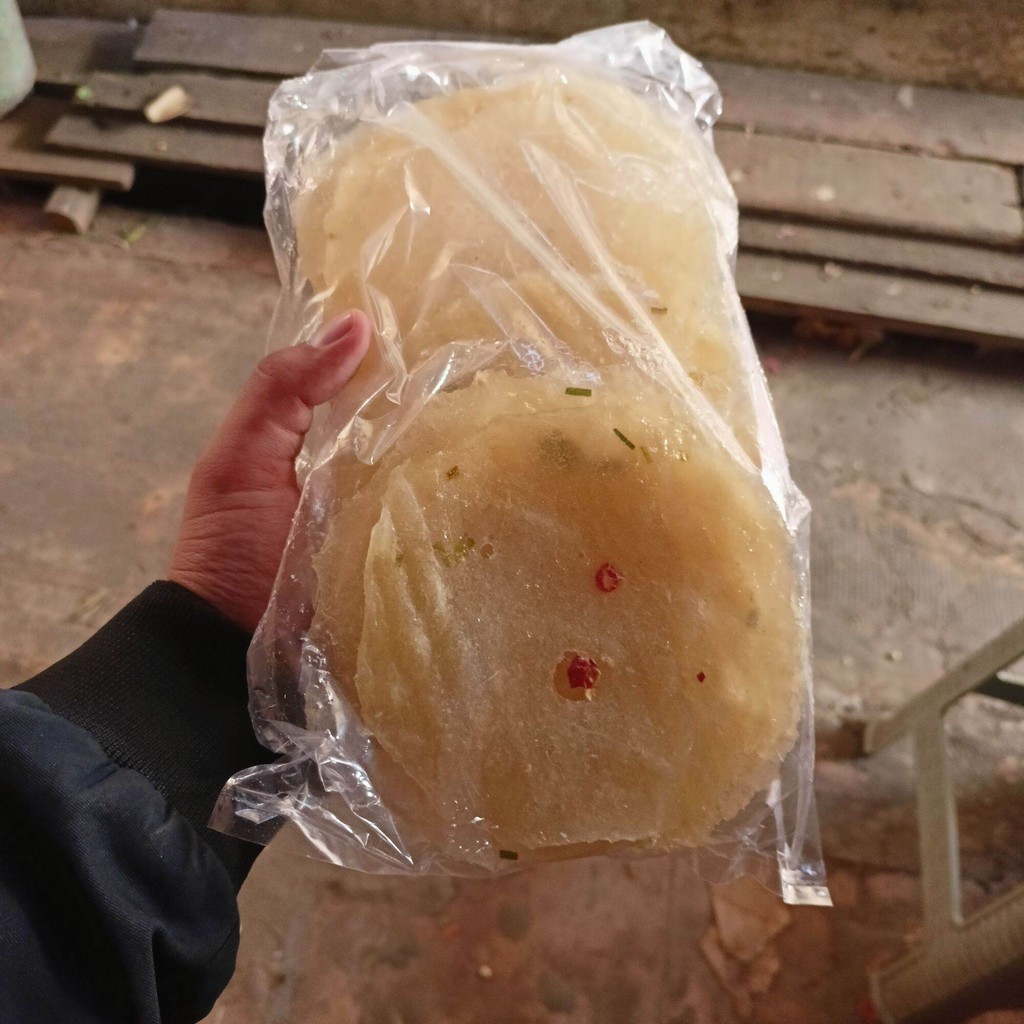 

kerupuk E'nye mentah siap masak sesuai selera dan kebutuhan anda, tersedia dengan kemasan ekonomis dan tahan lama di 250 gram