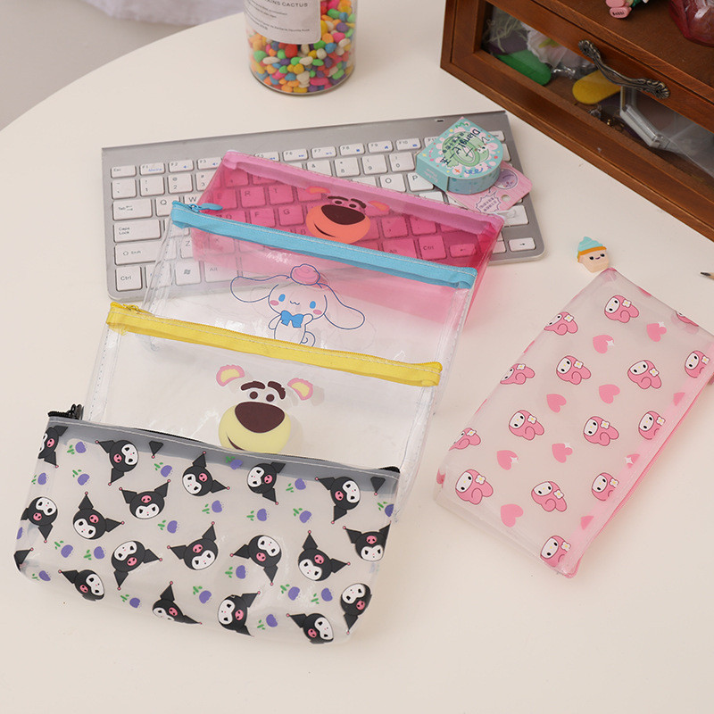 

[KARAKTERKU]Tempat Pensil Lucu Anak Sekolah Anti Air Kapasitas Besar Alat Tulis Pulpen Stationery Souvenir Hadiah Transparan Melody Kuromi Lotso Bening Bagus Aestetik Termurah Viral 2025 Grosir Tempat-Pensil-TRANSPARAN