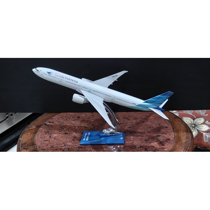 Miniatur Pesawat Terbang Garuda Indonesia B777-300ER PK-GIA 1:200  Fiber Resin Diecast Aircraft
