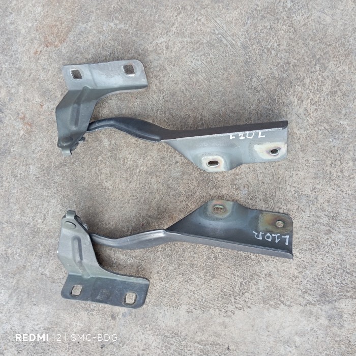 Sepasang Hinge hood Engsel kap motor / mesin Nissan Grand Livina L10 asli copotan