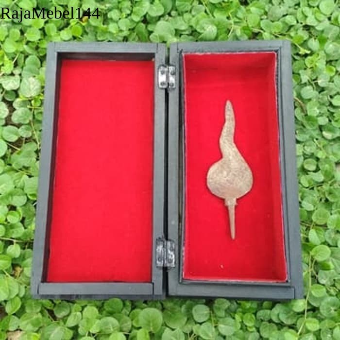 

Paket Tombak Keris Banyak Angrem Antik Unik Kotak Kayu Ukir free ongkir