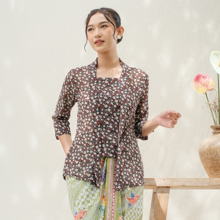 

Kebaya kutubaru adelia lengan 7/8 meradelima sifon hitam bunga merah - L