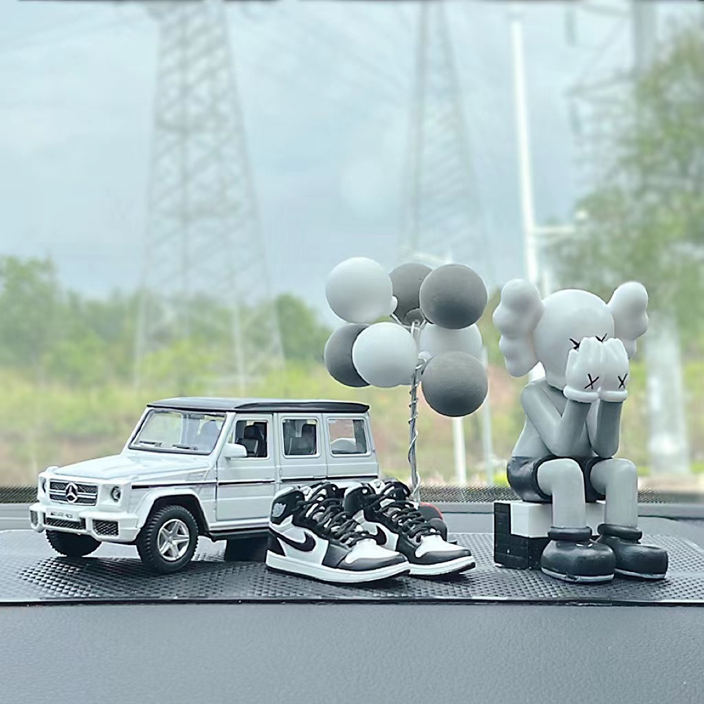 Dashboard Pajangan Aksesoris Mobil Kaws /Car /Shoes/ Bag/ Aksesoris Interior Mobil /Pajangan Bahan Resin/ Interior Car